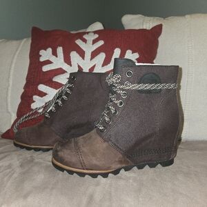 NWT Women's  Sorel Lexie Boots